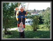 Et la voilà dans la balançoire chez Papi et Mamie ! Admirez le beau tablier de Mamie Danielle ;-)))